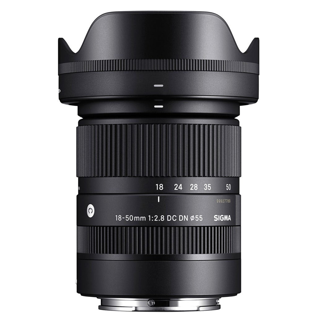SIGMA 18-50mm F2.8 DC DN | Contemporary – petal-shaped lens hood reduces glare and enhances contrast for better images